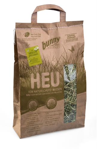 Bunny nature natuurweide hooi met appel product afbeelding
